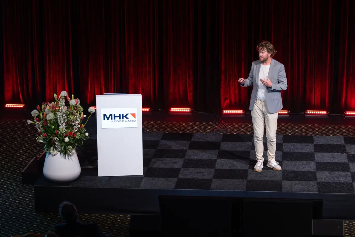 AI spreker op het podium